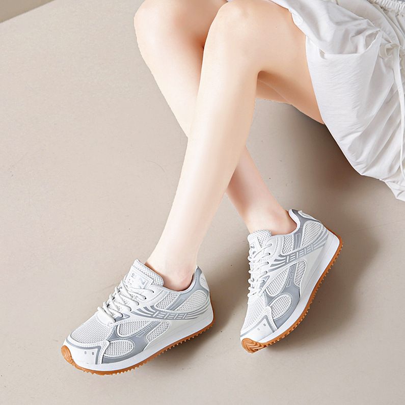 Moteriški tėčio bateliai 2025 m. pavasariui ir rudeniui. Nauji korėjietiško stiliaus apvalios nosies sportiniai laisvalaikio studentų plokščiapadžiai bateliai, paruošti pardavimui.