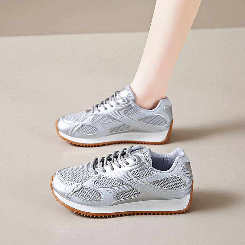 Moteriški tėčio bateliai 2025 m. pavasariui ir rudeniui. Nauji korėjietiško stiliaus apvalios nosies sportiniai laisvalaikio studentų plokščiapadžiai bateliai, paruošti pardavimui.