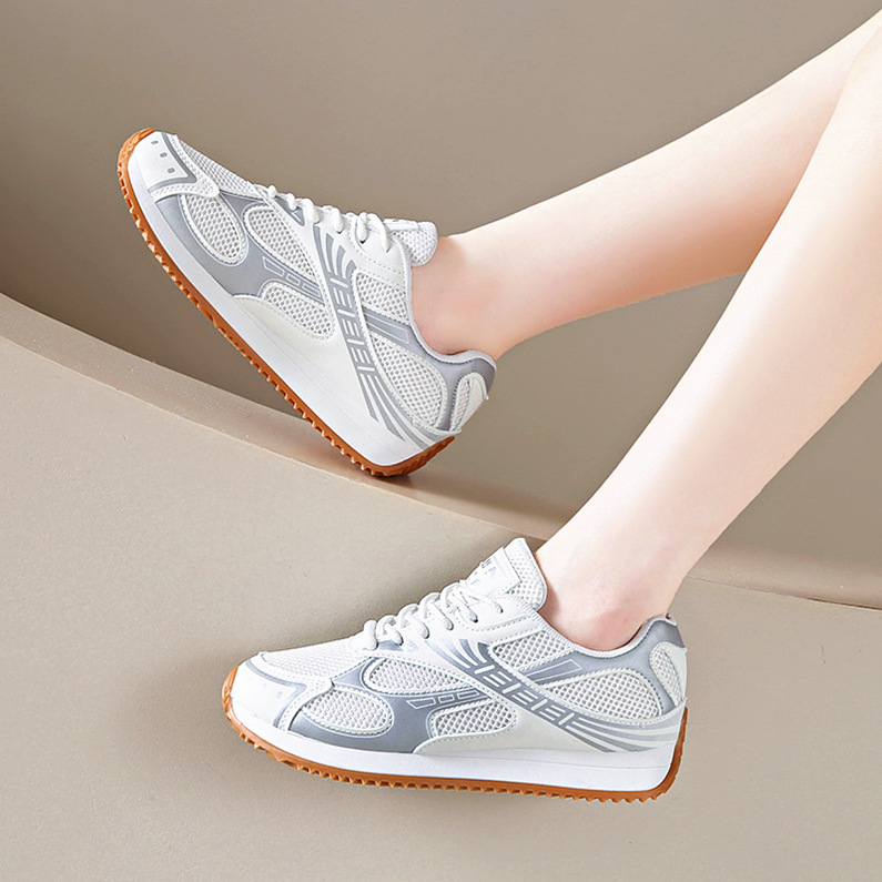 Moteriški tėčio bateliai 2025 m. pavasariui ir rudeniui. Nauji korėjietiško stiliaus apvalios nosies sportiniai laisvalaikio studentų plokščiapadžiai bateliai, paruošti pardavimui.