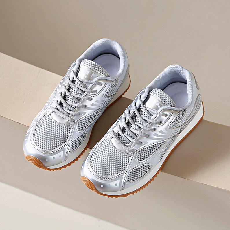 Moteriški tėčio bateliai 2025 m. pavasariui ir rudeniui. Nauji korėjietiško stiliaus apvalios nosies sportiniai laisvalaikio studentų plokščiapadžiai bateliai, paruošti pardavimui.