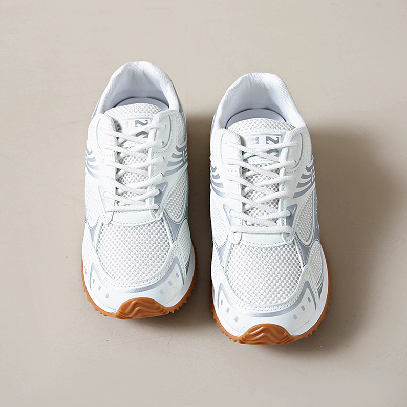 Moteriški tėčio bateliai 2025 m. pavasariui ir rudeniui. Nauji korėjietiško stiliaus apvalios nosies sportiniai laisvalaikio studentų plokščiapadžiai bateliai, paruošti pardavimui.