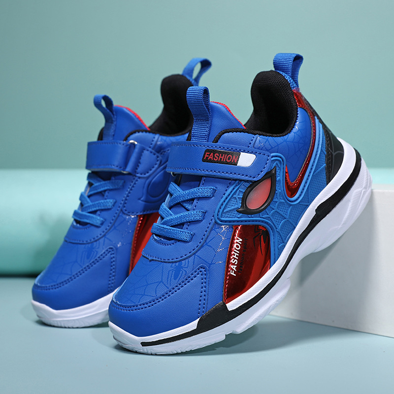 Vaikiški batai su Žmogaus-voro atvaizdu, pavasario ir rudens odiniai berniukiški sportbačiai, pradinės mokyklos berniukų, vidutinio ir didelio dydžio vaikiški batai.