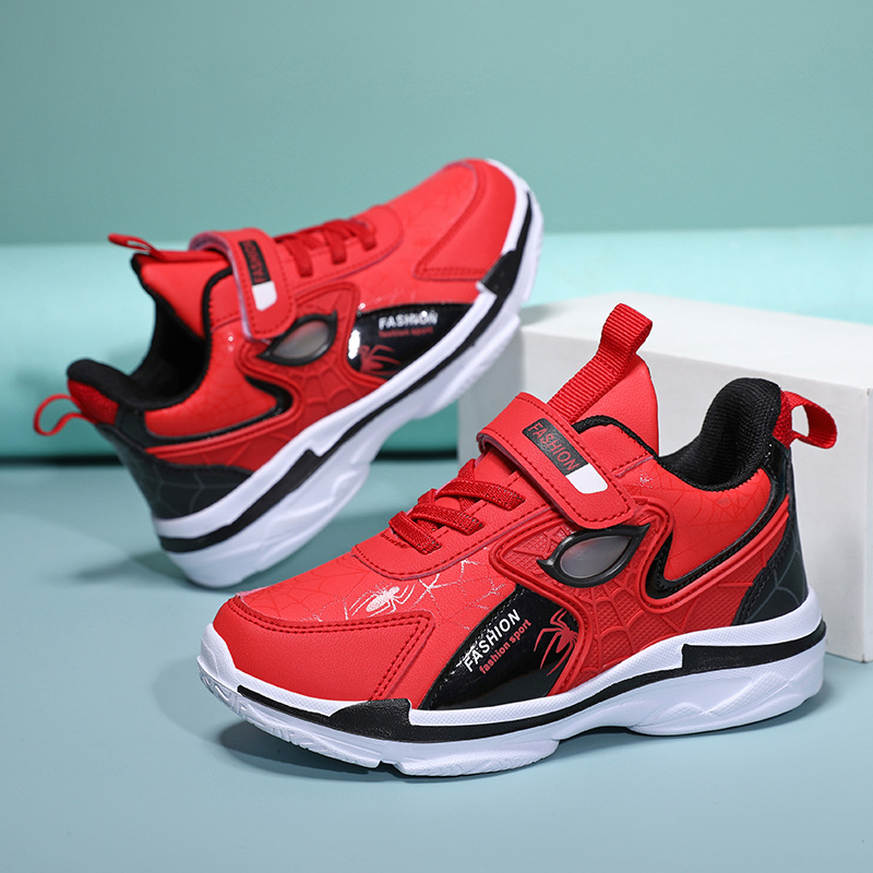 Vaikiški batai su Žmogaus-voro atvaizdu, pavasario ir rudens odiniai berniukiški sportbačiai, pradinės mokyklos berniukų, vidutinio ir didelio dydžio vaikiški batai.