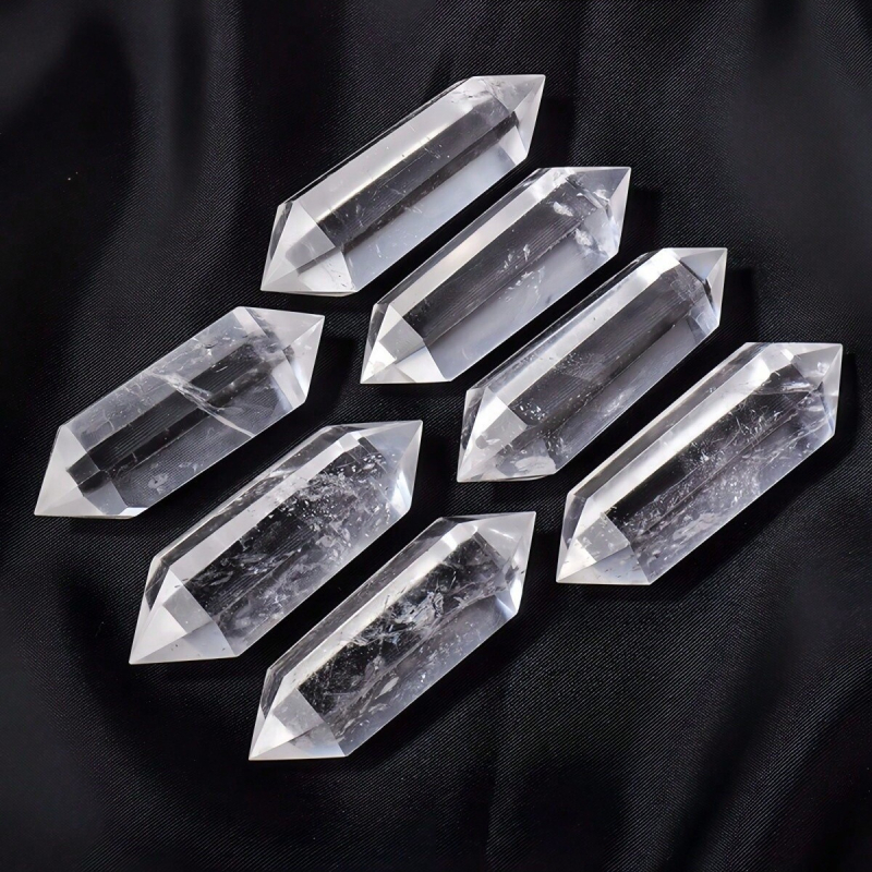 Gamyklinė didmeninė prekyba natūraliais baltais kristalais, vienpusiai šešiakampės prizmės balti kristalai, originalūs akmens krištolo stulpelių papuošalai, skirti tarpvalstybinei kartai