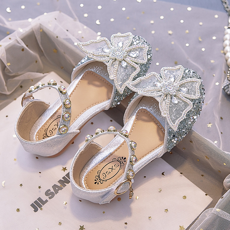 Meiteņu sandales 2025. gada vasaras jaunās bērnu stila princeses sandales ar mīkstu zoli, interneta slavenību meiteņu vasaras stils, vidēja un liela izmēra bērni
