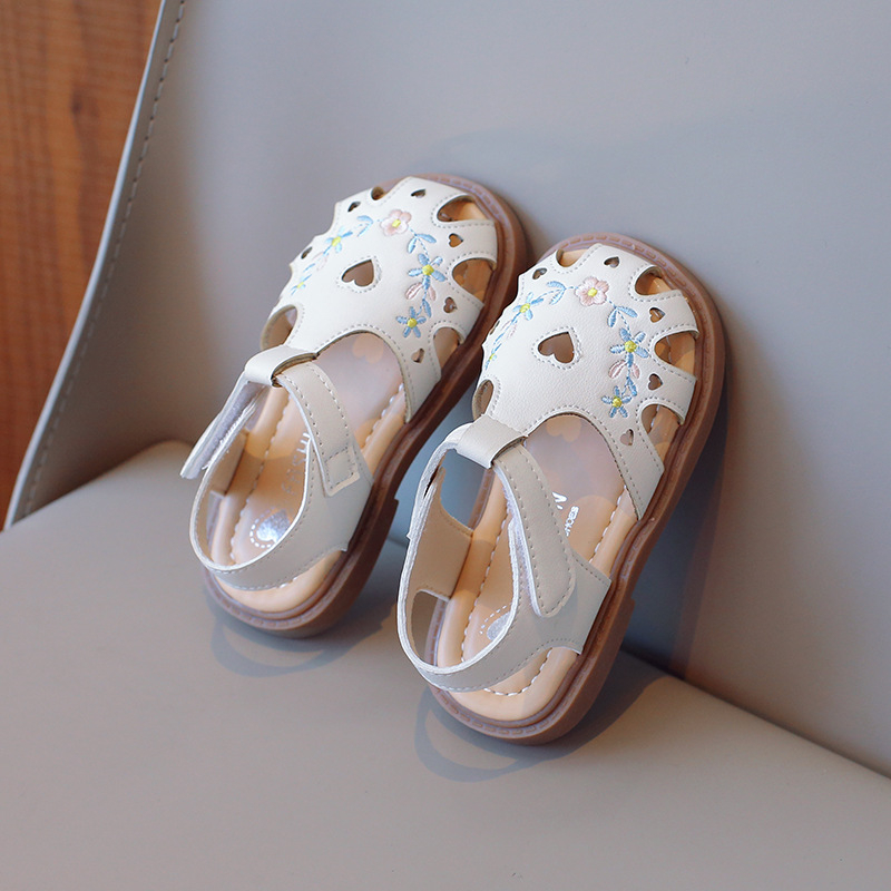 Meiteņu sandales 2025. gada vasarā, jaunas, izšūtas, mīkstas zoles meiteņu Guofeng sandales, meiteņu princeses apavi