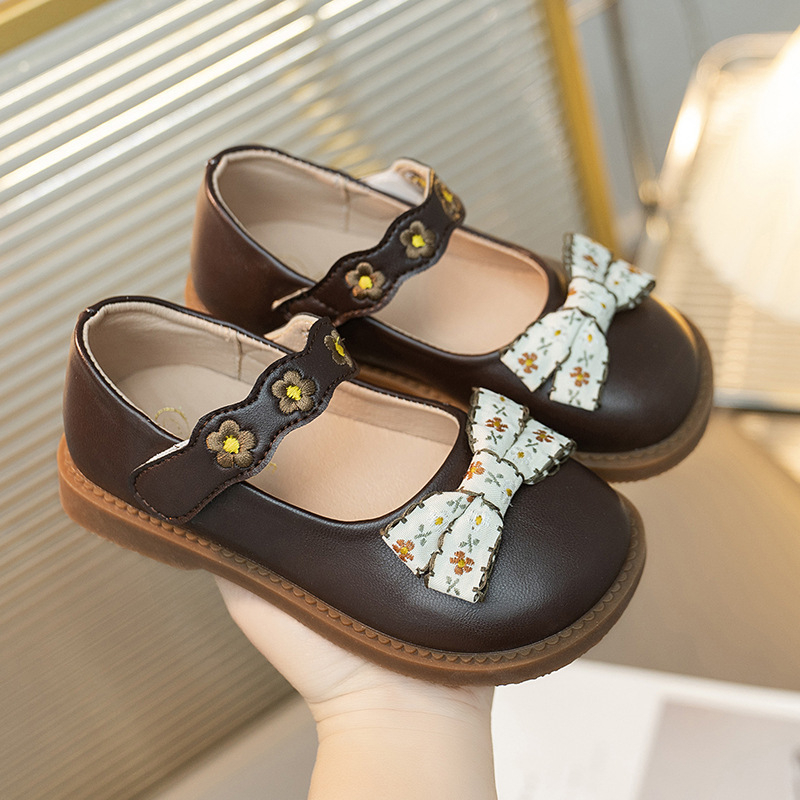 Meiteņu modes izšūtas bantītes princeses kurpes 2025. gada pavasarim un rudenim jaunas, mīkstas zoles, daudzpusīgas, feju stila, mazas ādas kurpes vecākiem bērniem