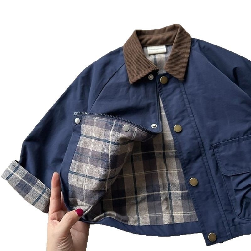 Zēnu un bērnu mētelis 2025. gadā. Jauna kontrastkrāsas augšdaļas šuve. 2024. gada mazuļa jaka ar stilīgu vējjaku.