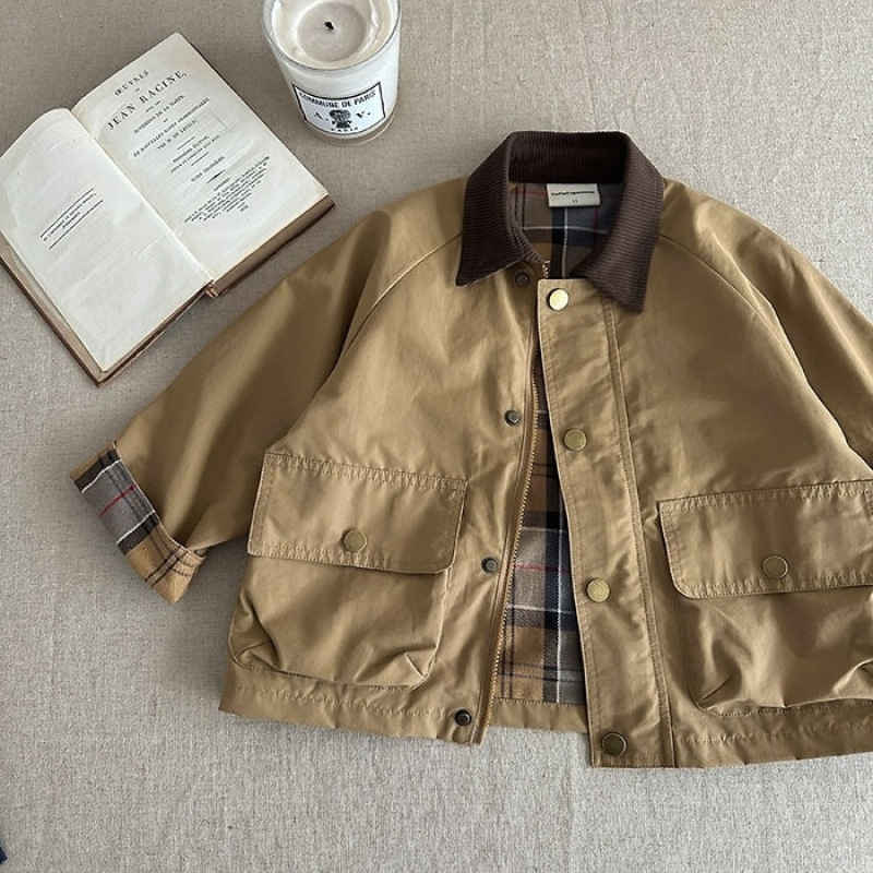 Zēnu un bērnu mētelis 2025. gadā. Jauna kontrastkrāsas augšdaļas šuve. 2024. gada mazuļa jaka ar stilīgu vējjaku.