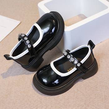 Studentiški maži odiniai bateliai su cirkoniais, 2025 m. rudens nauji koledžo stiliaus vaikiški mokykliniai juodi sportiniai bateliai mergaitiškiems, ant podiumo.