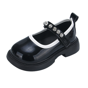 Studentiški maži odiniai bateliai su cirkoniais, 2025 m. rudens nauji koledžo stiliaus vaikiški mokykliniai juodi sportiniai bateliai mergaitiškiems, ant podiumo.