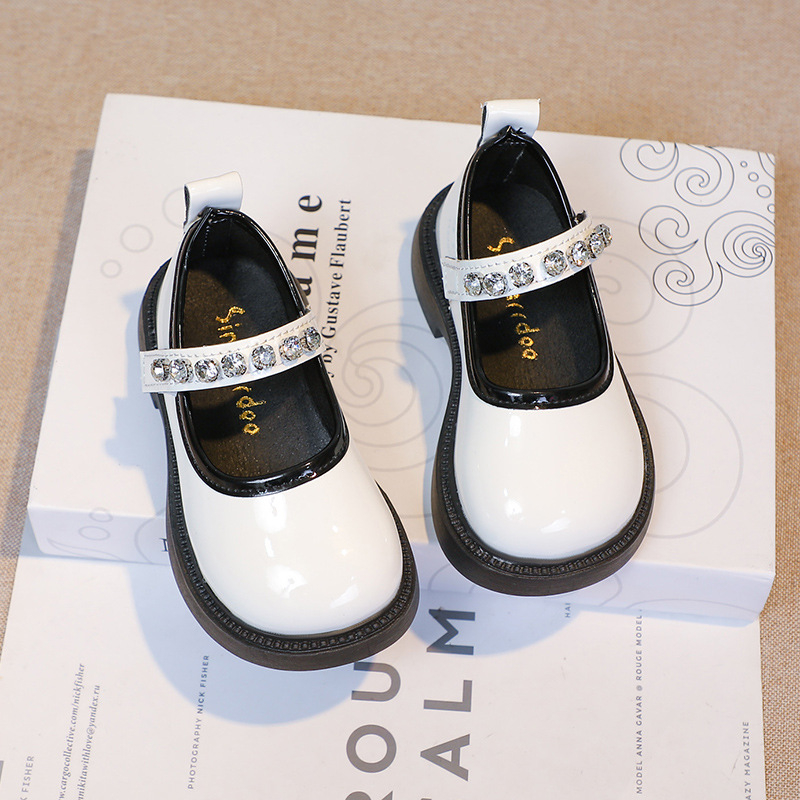 Studentiški maži odiniai bateliai su cirkoniais, 2025 m. rudens nauji koledžo stiliaus vaikiški mokykliniai juodi sportiniai bateliai mergaitiškiems, ant podiumo.