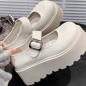 Užsienio prekybos „Preppy“ stiliaus maži odiniai bateliai 2025 m. pavasariui ir vasarai. Nauji JK storapadžiai, aukštį didinantys plokščiapadžiai, retro stiliaus vienos sagos Mary Jane bateliai.