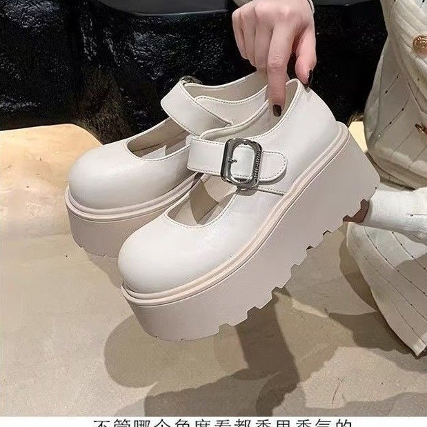 Užsienio prekybos „Preppy“ stiliaus maži odiniai bateliai 2025 m. pavasariui ir vasarai. Nauji JK storapadžiai, aukštį didinantys plokščiapadžiai, retro stiliaus vienos sagos Mary Jane bateliai.