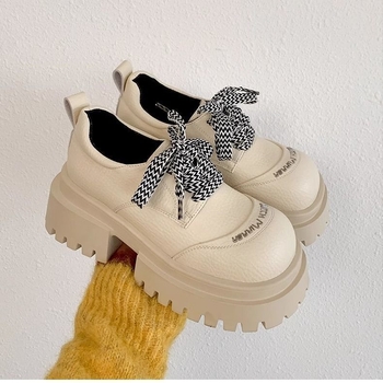 Καλοκαιρινά νέα παπούτσια με χοντρή σόλα και ενισχυμένο τακούνι, μονόχρωμα, μικρά δερμάτινα παπούτσια, ρετρό βρετανικού στιλ, γυναικεία παπούτσια υψηλής αισθητικής, με εκρηκτική εμφάνιση.