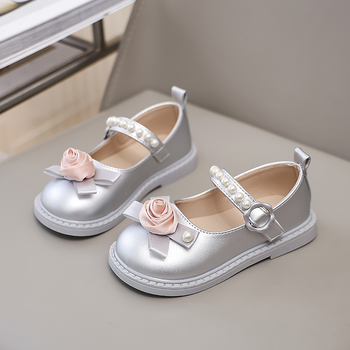 Meiteņu princeses apavi 2025. gada pavasarī un rudenī Jauni bērnu mīkstas zoles ādas apavi Universāli neslīdoši viena slāņa apavi Pērļu ziedu raksta ikdienas apavi