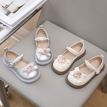 Meiteņu princeses apavi 2025. gada pavasarī un rudenī Jauni bērnu mīkstas zoles ādas apavi Universāli neslīdoši viena slāņa apavi Pērļu ziedu raksta ikdienas apavi