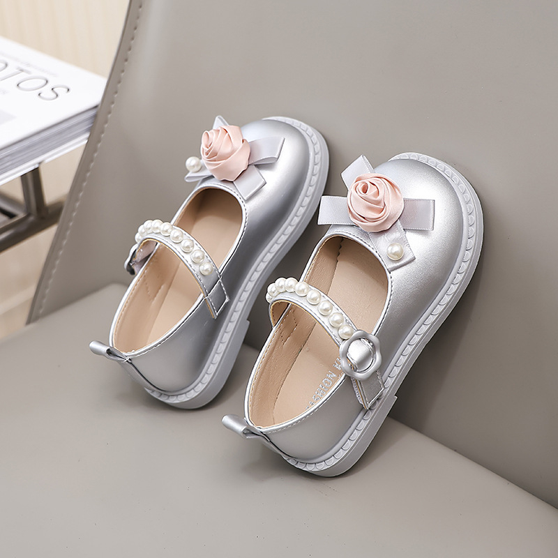 Meiteņu princeses apavi 2025. gada pavasarī un rudenī Jauni bērnu mīkstas zoles ādas apavi Universāli neslīdoši viena slāņa apavi Pērļu ziedu raksta ikdienas apavi