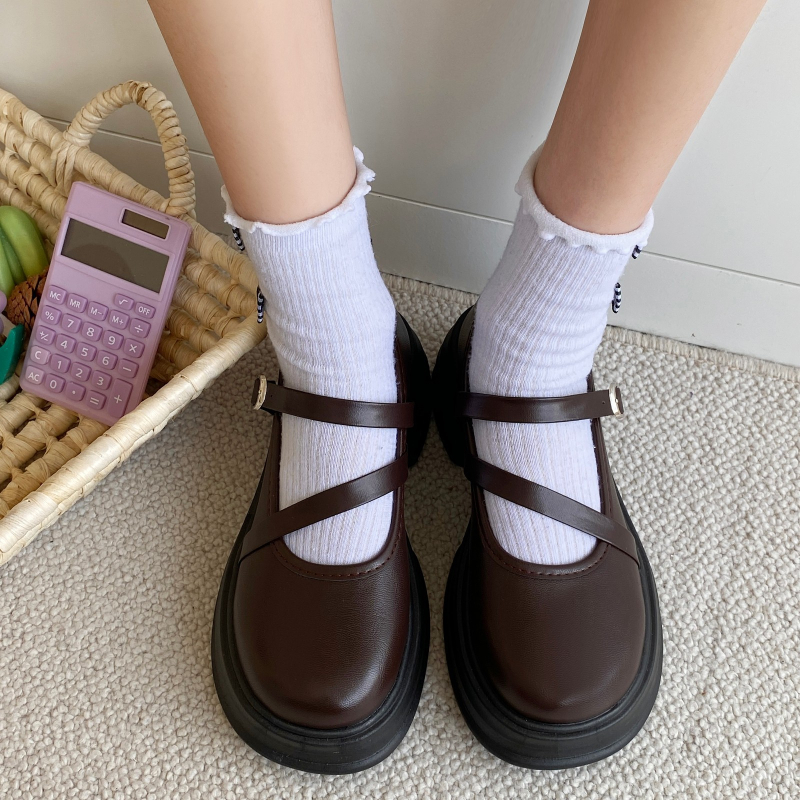 Vienodos odos moteriški batai 2023 m. pavasariui ir rudeniui, britiško stiliaus, negilūs, vieno sluoksnio, moteriški batai su stora apačia, sagtimi, Mary Jane batai.