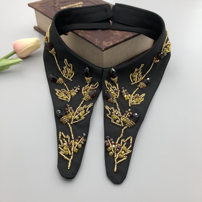 Moteriška juodos ir baltos spalvos abrikosinė, sunkiosios pramonės retro stiliaus, karoliukais puošta, maža netikra apykaklė, vakaro šventė, visų rungtynių Artimųjų Rytų perkamiausia apykaklė