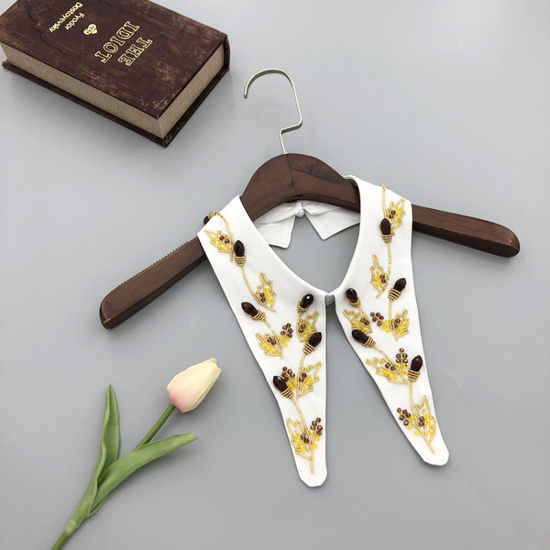 Moteriška juodos ir baltos spalvos abrikosinė, sunkiosios pramonės retro stiliaus, karoliukais puošta, maža netikra apykaklė, vakaro šventė, visų rungtynių Artimųjų Rytų perkamiausia apykaklė