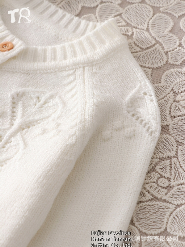 Jesenné detské oblečenie, pletený kabát v západnom štýle s dlhým rukávom, krémovo biely, s okrúhlym výstrihom, dlhým rukávom, s vzorom srdca a vydlabanými diamantovými gombíkmi