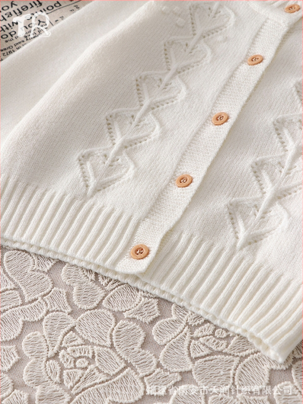 Jesenné detské oblečenie, pletený kabát v západnom štýle s dlhým rukávom, krémovo biely, s okrúhlym výstrihom, dlhým rukávom, s vzorom srdca a vydlabanými diamantovými gombíkmi