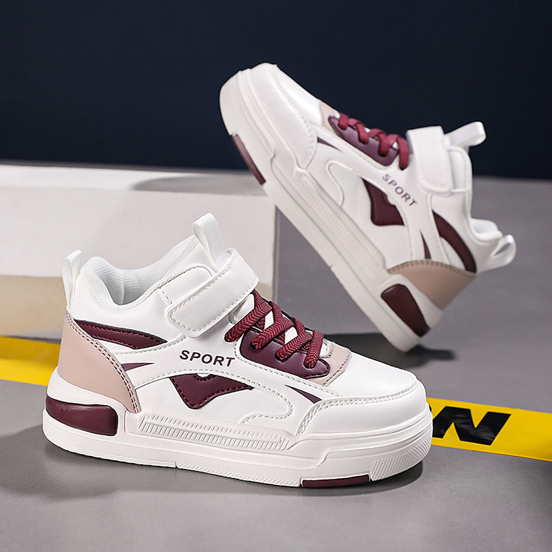 Vaikiški 25 metų pavasariniai bateliai, nauji, odiniai, lengvi, berniukiški bėgimo bateliai su lipdukais ir kilpa, nauji, vidutinio dydžio. A Generation of Hair.