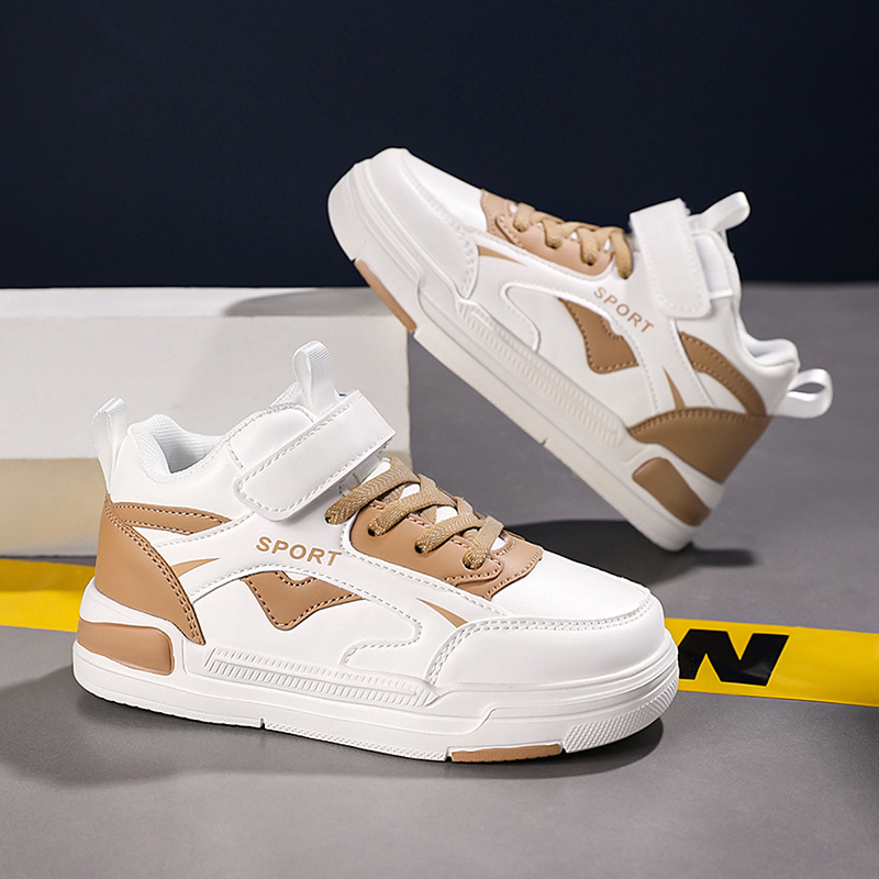 Vaikiški 25 metų pavasariniai bateliai, nauji, odiniai, lengvi, berniukiški bėgimo bateliai su lipdukais ir kilpa, nauji, vidutinio dydžio. A Generation of Hair.