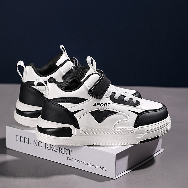 Vaikiški 25 metų pavasariniai bateliai, nauji, odiniai, lengvi, berniukiški bėgimo bateliai su lipdukais ir kilpa, nauji, vidutinio dydžio. A Generation of Hair.