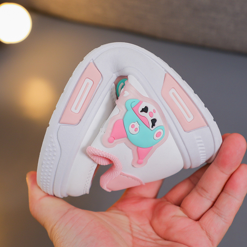 Bērnu zemās kedas 2025. gada pavasarim un rudenim. Jaunas, mīkstas zoles, neslīdošas, multfilmu stila, daudzpusīgas ikdienas kurpes bērniem vecumā no 3 līdz 12 gadiem.