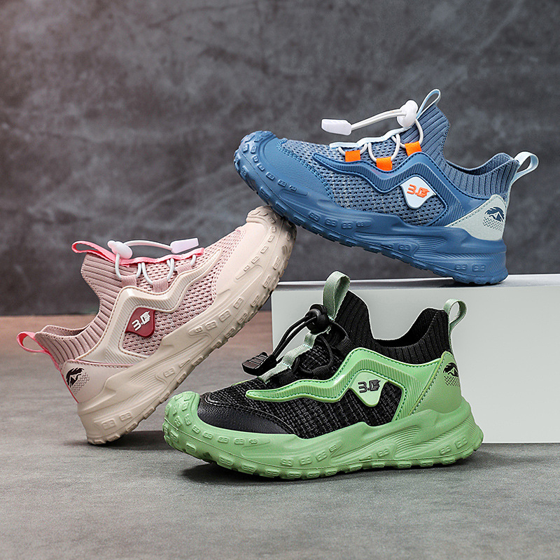 Kevadised uued poiste spordijalatsid kerged libisemiskindlad võrgust hingavad tüdrukute spordijalatsid õues mägironimiseks mõeldud lastejalatsid