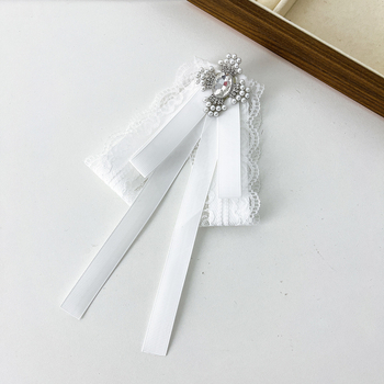 Pils stila elegants tauriņu sieviešu balts mežģīņu krusts rhinestones piespraude daudzpusīgs krekls ar augstas klases kakla izgriezumu aksesuārs