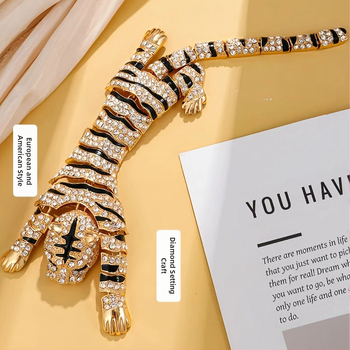 Europietiški ir amerikietiški sprogimai. Per petį persegama tigro sagė moterims. Sunkiosios pramonės mados, deimantais inkrustuotos, elegantiškos palto megztinio aksesuarai.