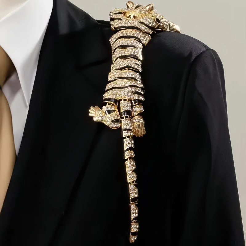 Europietiški ir amerikietiški sprogimai. Per petį persegama tigro sagė moterims. Sunkiosios pramonės mados, deimantais inkrustuotos, elegantiškos palto megztinio aksesuarai.