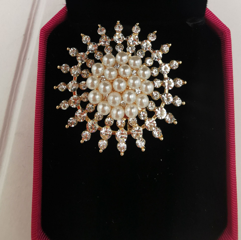 Lengva prabangi snaigės formos, deimantais įterpta lipni perlų korsažo moteriška rudens ir žiemos elegantiška sagė, aukštos kokybės šilko šaliko sagtis, gimtadienio dovana drabužiams