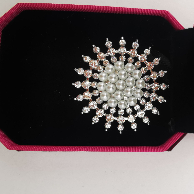 Lengva prabangi snaigės formos, deimantais įterpta lipni perlų korsažo moteriška rudens ir žiemos elegantiška sagė, aukštos kokybės šilko šaliko sagtis, gimtadienio dovana drabužiams