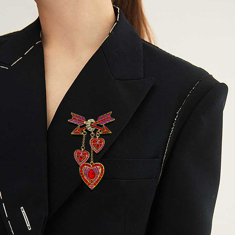 Zhonggu винтидж пълен диамант една стрела през сърце пискюл форма ретро стил брошка игла мъжки костюм аксесоари