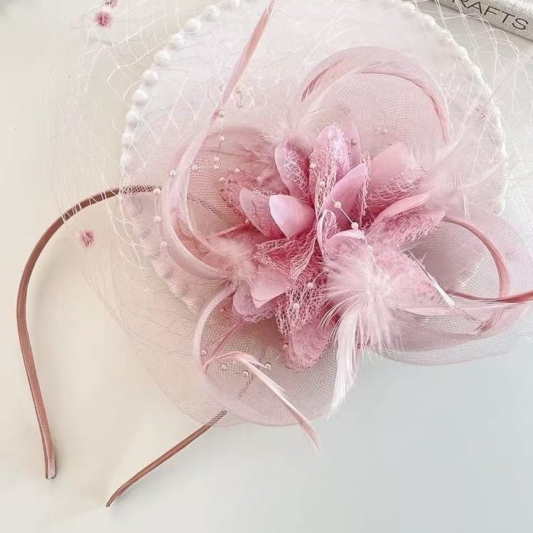 Elegantná dámska čelenka s ružovou sieťovinou a pierkom v retro štýle Hepburn v štýle ružovej sieťoviny, malý cylindrický klobúk