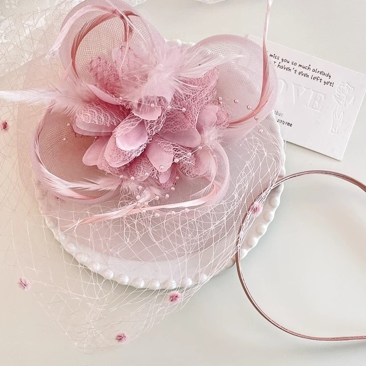 Elegantná dámska čelenka s ružovou sieťovinou a pierkom v retro štýle Hepburn v štýle ružovej sieťoviny, malý cylindrický klobúk