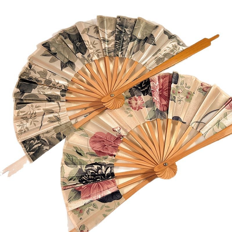 Нов китайски сгъваем вентилатор от копринен плат с мастило, летен античен вентилатор с Cheongsam, преносим ръчно извит бамбуков вентилатор в китайски стил Ханфу