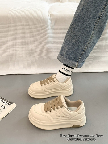 Populaarsed valged kingad naistele 2025. aasta kevadel uued platvormiga paksu tallaga mitmekülgsed vabaaja sporditossud, mis tõstavad kõrgust leivakõrguse kingadena