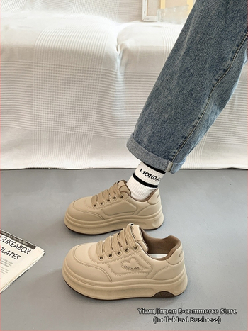 Populaarsed valged kingad naistele 2025. aasta kevadel uued platvormiga paksu tallaga mitmekülgsed vabaaja sporditossud, mis tõstavad kõrgust leivakõrguse kingadena