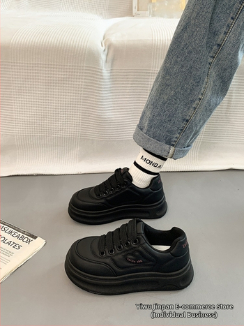 Populaarsed valged kingad naistele 2025. aasta kevadel uued platvormiga paksu tallaga mitmekülgsed vabaaja sporditossud, mis tõstavad kõrgust leivakõrguse kingadena