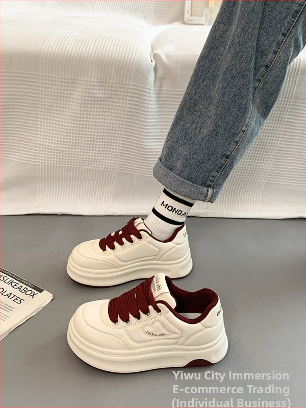 Populaarsed valged kingad naistele 2025. aasta kevadel uued platvormiga paksu tallaga mitmekülgsed vabaaja sporditossud, mis tõstavad kõrgust leivakõrguse kingadena