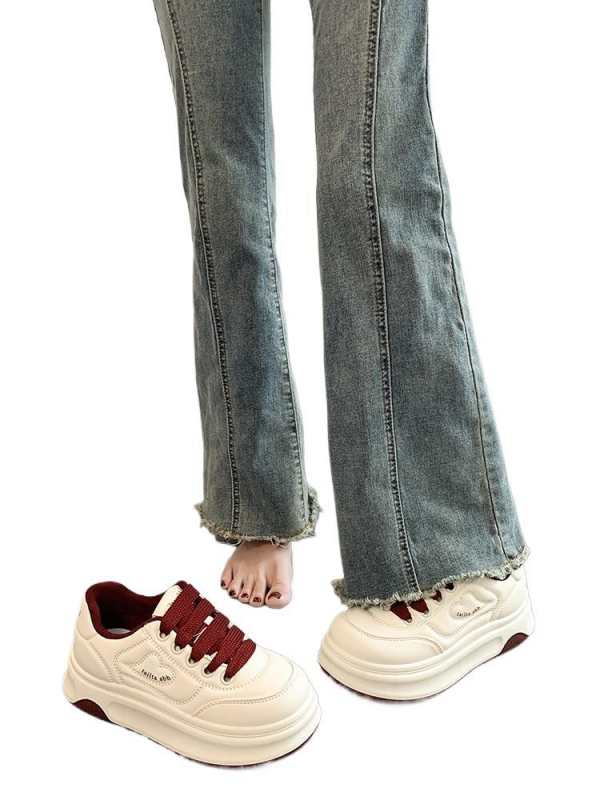 Populaarsed valged kingad naistele 2025. aasta kevadel uued platvormiga paksu tallaga mitmekülgsed vabaaja sporditossud, mis tõstavad kõrgust leivakõrguse kingadena