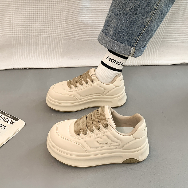 Populaarsed valged kingad naistele 2025. aasta kevadel uued platvormiga paksu tallaga mitmekülgsed vabaaja sporditossud, mis tõstavad kõrgust leivakõrguse kingadena