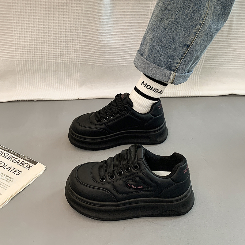 Populaarsed valged kingad naistele 2025. aasta kevadel uued platvormiga paksu tallaga mitmekülgsed vabaaja sporditossud, mis tõstavad kõrgust leivakõrguse kingadena