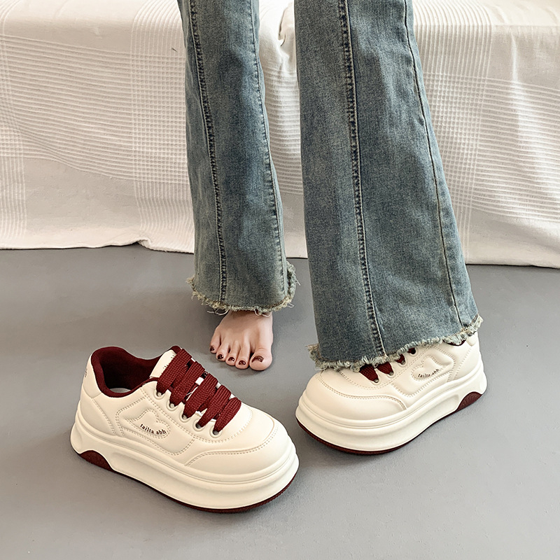 Populaarsed valged kingad naistele 2025. aasta kevadel uued platvormiga paksu tallaga mitmekülgsed vabaaja sporditossud, mis tõstavad kõrgust leivakõrguse kingadena