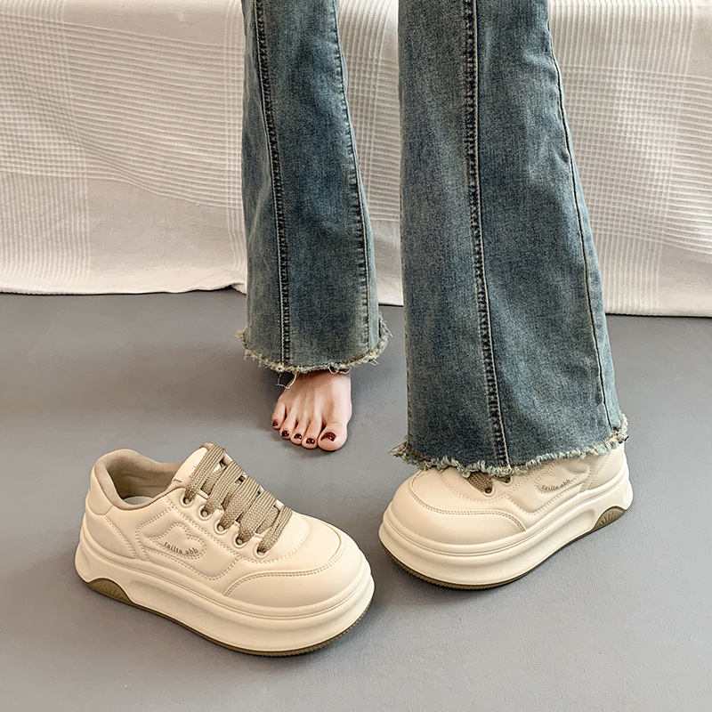 Populaarsed valged kingad naistele 2025. aasta kevadel uued platvormiga paksu tallaga mitmekülgsed vabaaja sporditossud, mis tõstavad kõrgust leivakõrguse kingadena